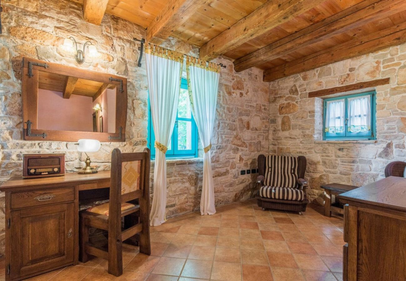 Villa in Vižinada - Villa Giselle in Central Istria for 8 people with large garden & private pool - pet friendly