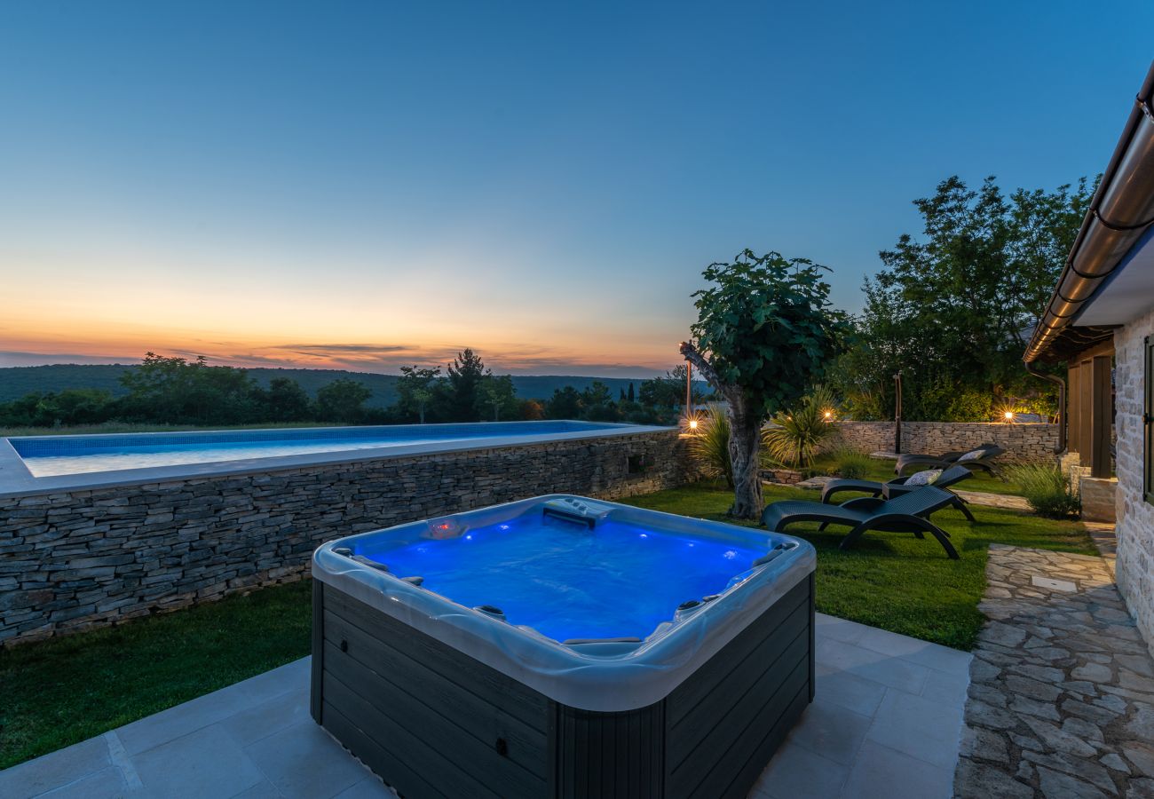 Villa in Kanfanar - Villa Ana Rita for 6 people - beautiful rustical villa with heated pool & jacuzzi in Central Istria