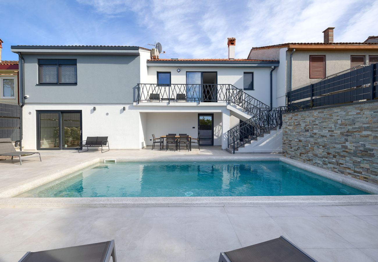 Villa in Štinjan - Villa Meri near Pula for 6 people with heated pool & only 500 m from the beach