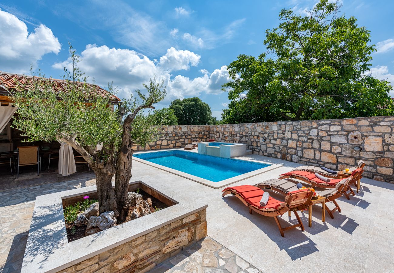 Villa in Marcana - Villa Cassa di Roccia for 8 people in Central Istria - pet friendly with heated pool