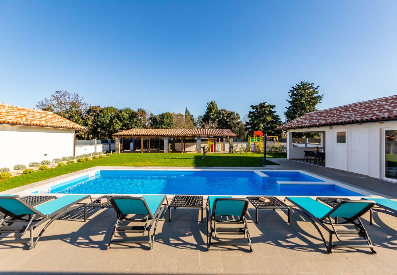 Villa in Šišan - Villa Alba Bianca near Pula for 6 people with children playground and jacuzzi