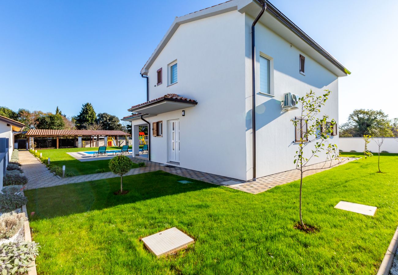 Villa in Šišan - Villa Alba Bianca near Pula for 6 people with children playground and jacuzzi