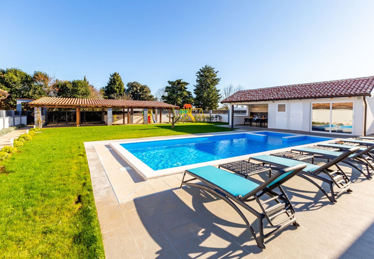 Villa in Šišan - Villa Alba Bianca near Pula for 6 people with children playground and jacuzzi