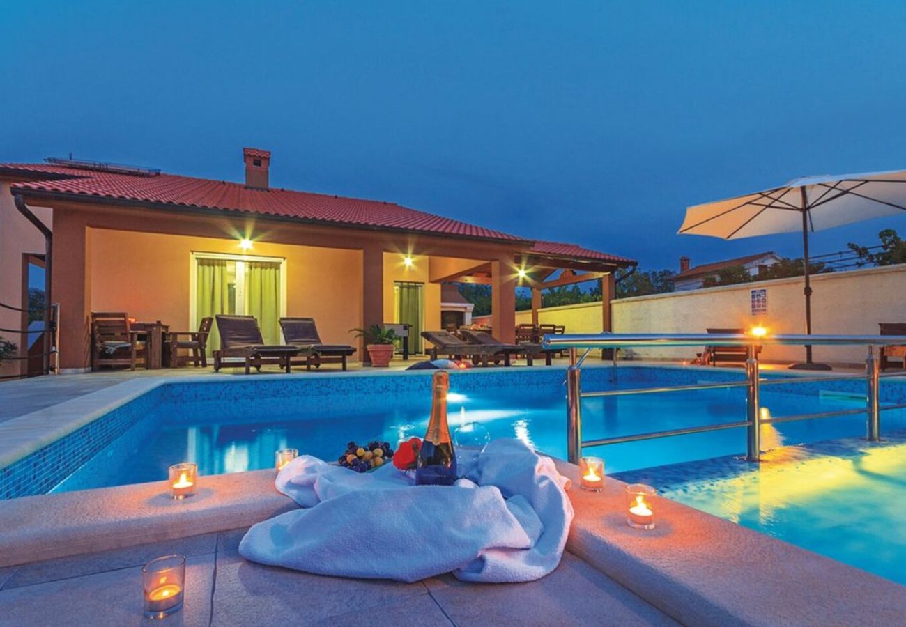 Villa in Filipana - Casa Filipana for 8 people near Pula with volleyball pitch and private pool