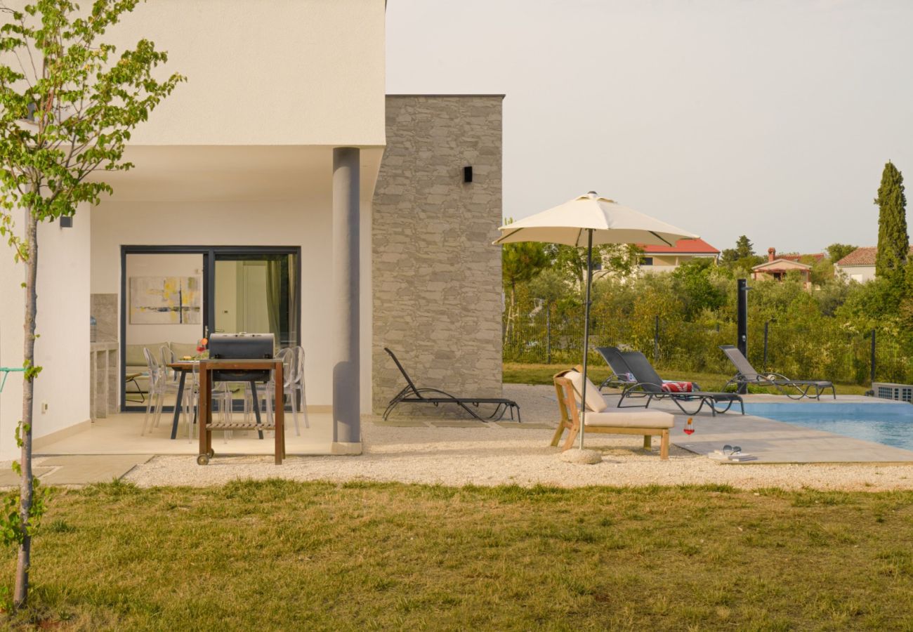 Villa in Krnica - Villa Cala Sonriso for 8 people near Pula with heated pool & sea view