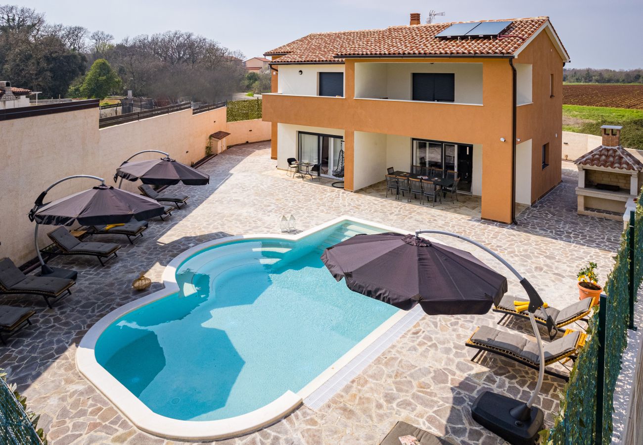 Villa in Pula - Villa Nur for 10 people near Pula with 45 m2 private pool & jacuzzi only 2 km from beach