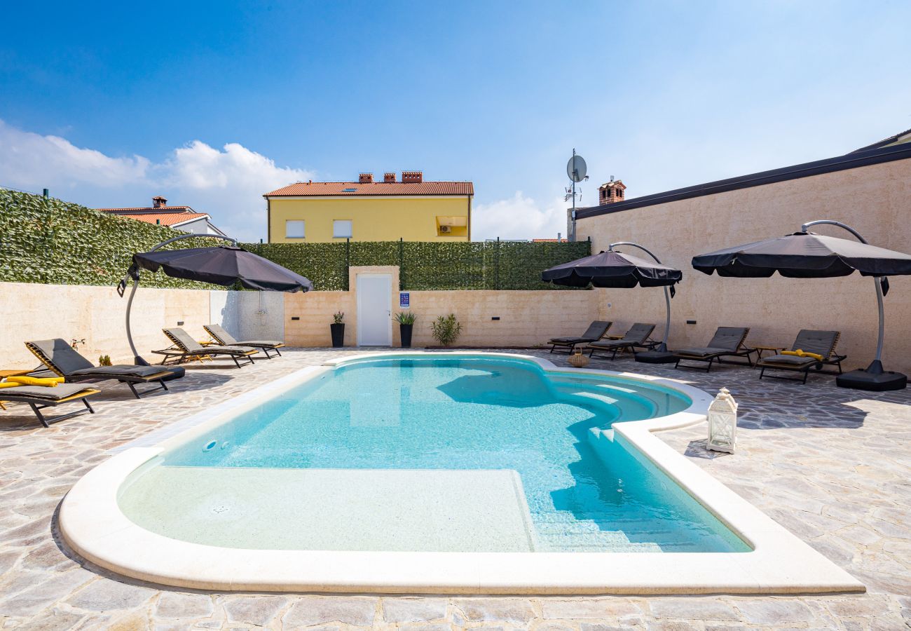 Villa in Pula - Villa Nur for 10 people near Pula with 45 m2 private pool & jacuzzi only 2 km from beach