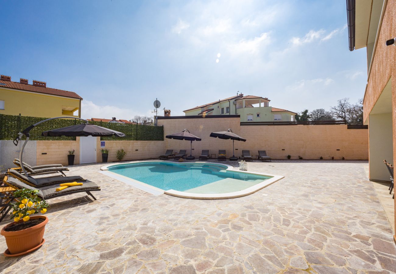 Villa in Pula - Villa Nur for 10 people near Pula with 45 m2 private pool & jacuzzi only 2 km from beach