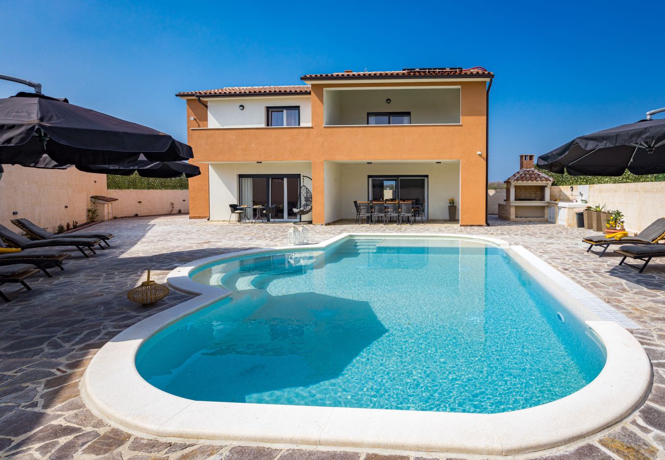 Villa in Pula - Villa Nur for 10 people near Pula with 45 m2 private pool & jacuzzi only 2 km from beach