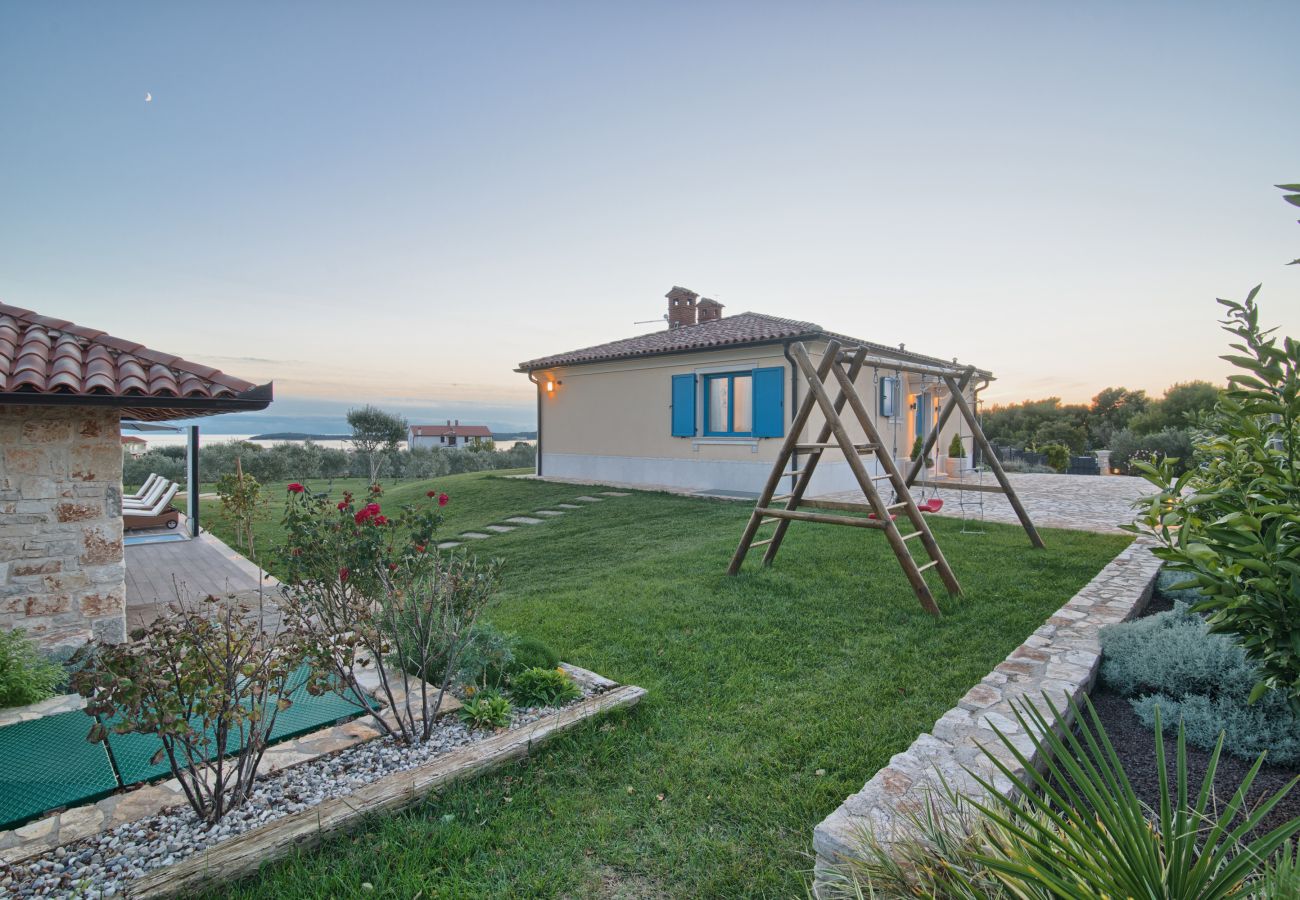 Villa in Fažana - Villa Evelyn in Fažana with 50 m2 pool, jacuzzi, kids playground & sea view only 800 meters from beach