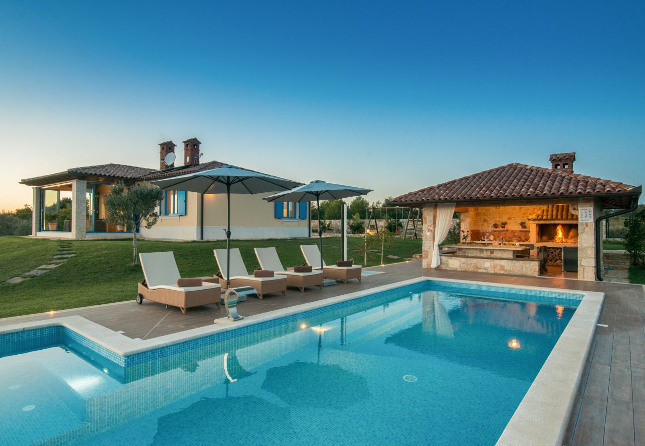 Villa in Fažana - Villa Evelyn in Fažana with 50 m2 pool, jacuzzi, kids playground & sea view only 800 meters from beach