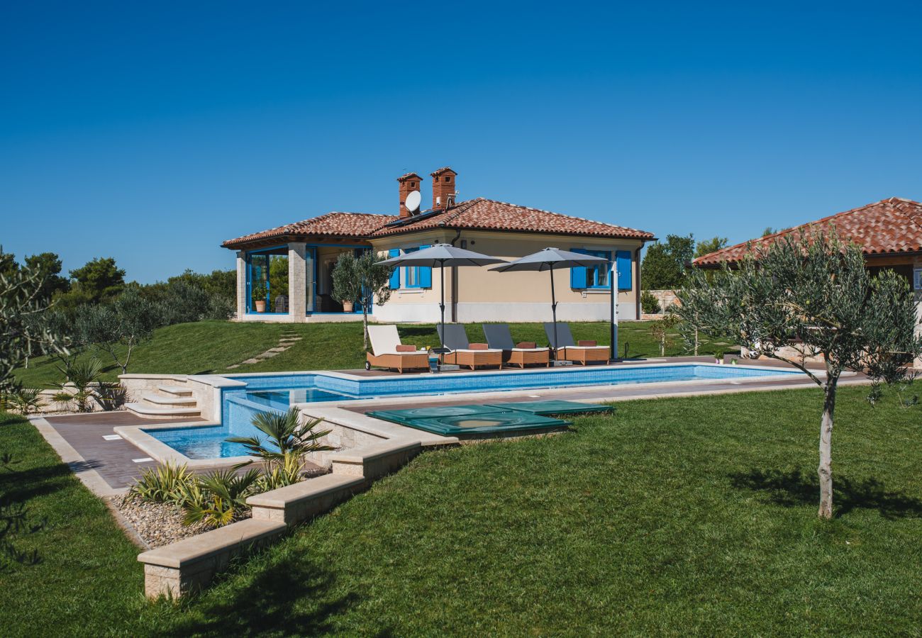 Villa in Fažana - Villa Evelyn in Fažana with 50 m2 pool, jacuzzi, kids playground & sea view only 800 meters from beach