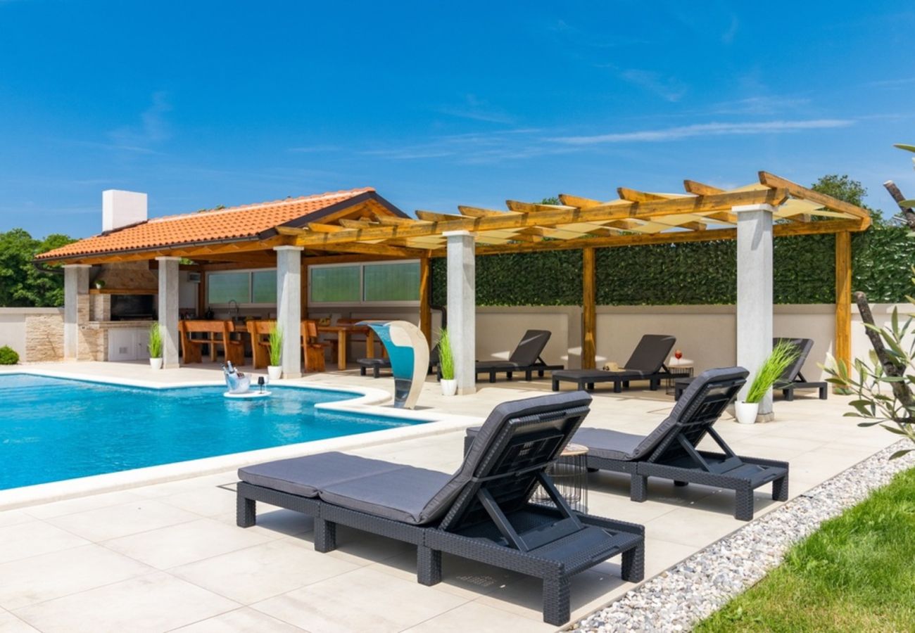 Villa in Pula - Villa Horizon for 18 people near Pula with large garden and children playground