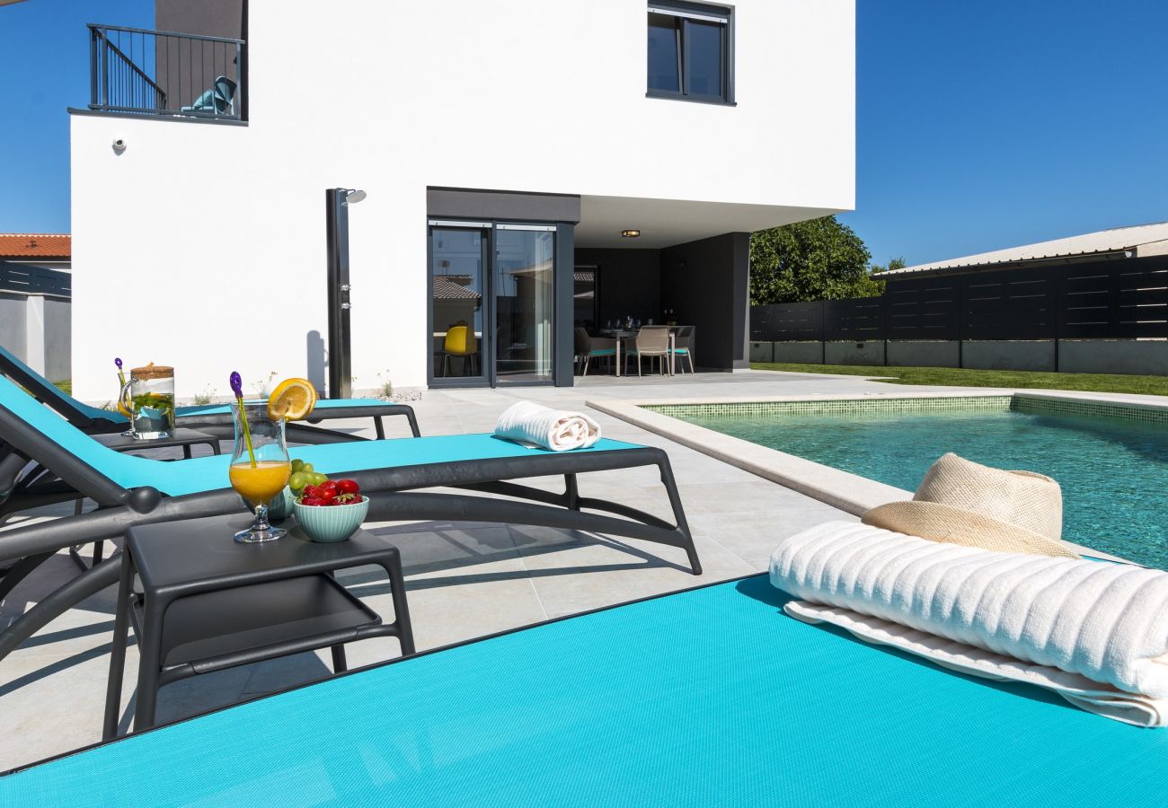 Villa in Pula - Villa Moderna near Pula for 8 people with private pool 