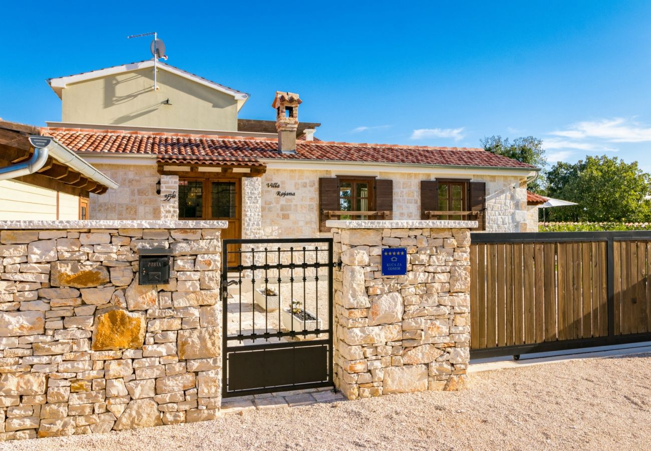 Villa a Sveti Kirin - Villa Rajana for 14 persons with kids playground & pool heating in Central Istria