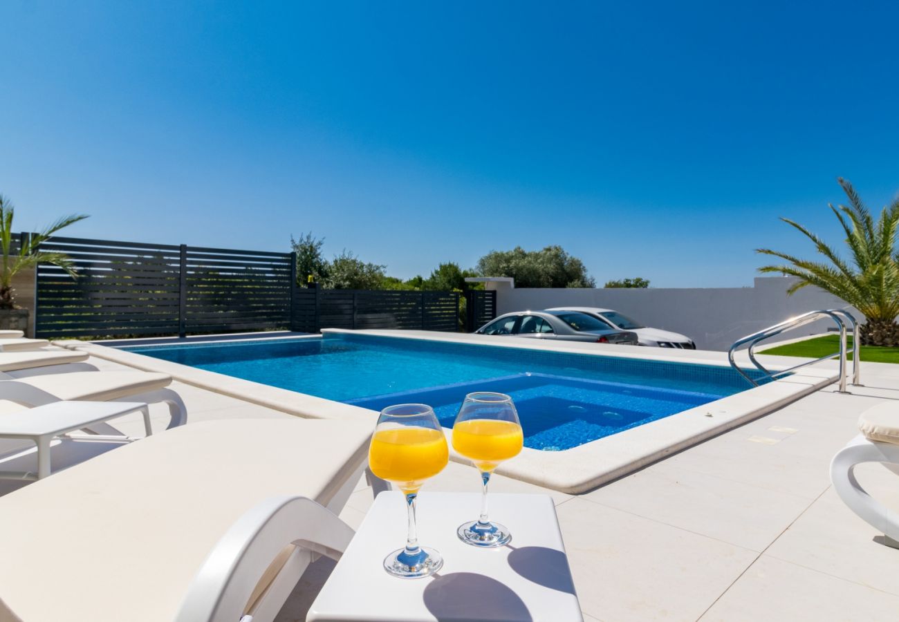 Villa a Medulin - Villa Miaa newly built modern villa in Medulin for 9 people with heated swimming pool & jacuzzi