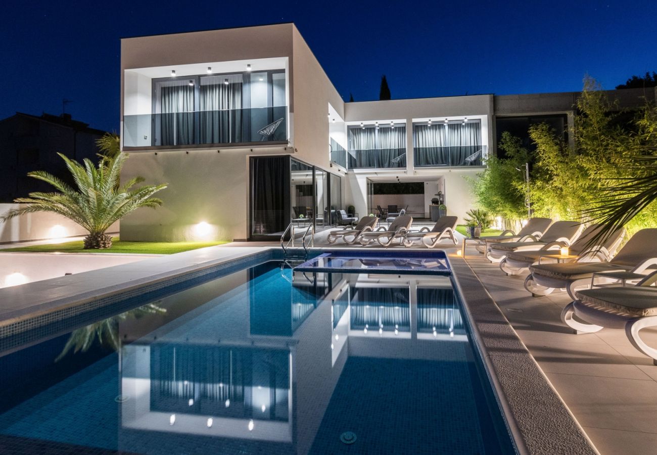 Villa a Medulin - Villa Miaa newly built modern villa in Medulin for 9 people with heated swimming pool & jacuzzi