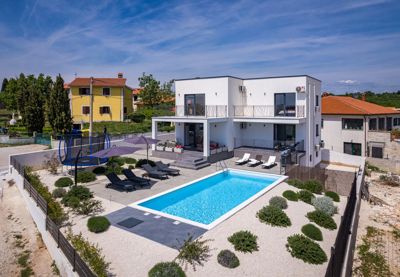 Villa a Vodnjan - Villa Angie in Central Istria for 10 persons with private heated pool & kids playground 