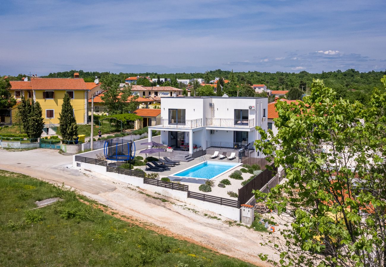 Villa a Vodnjan - Villa Angie in Central Istria for 10 persons with private heated pool & kids playground 