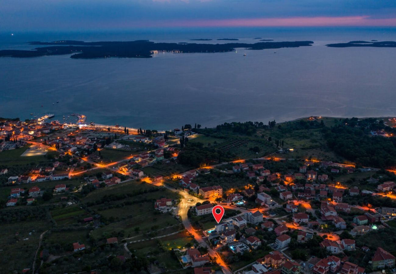 Villa a Fažana - Villa Bellatrix in Fažana with beach front and sea view