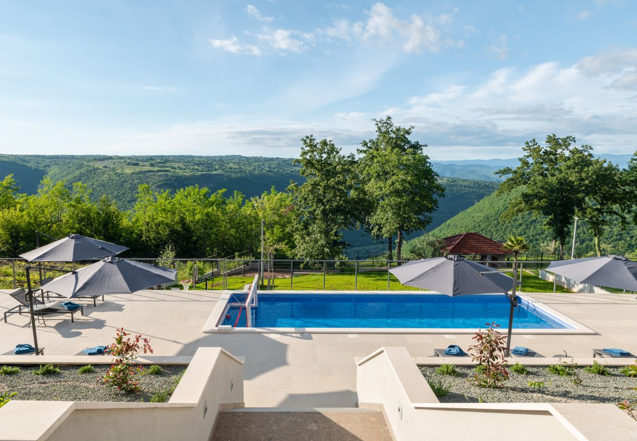 Villa a Sveta Nedelja - Luxury Villa Callista near Labin with large garden and Pool Heating