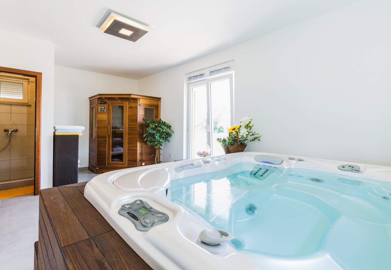 Villa a Bratulici - Villa Delle Rondini in Central Istria with Whirlpool and Sauna for 8 persons