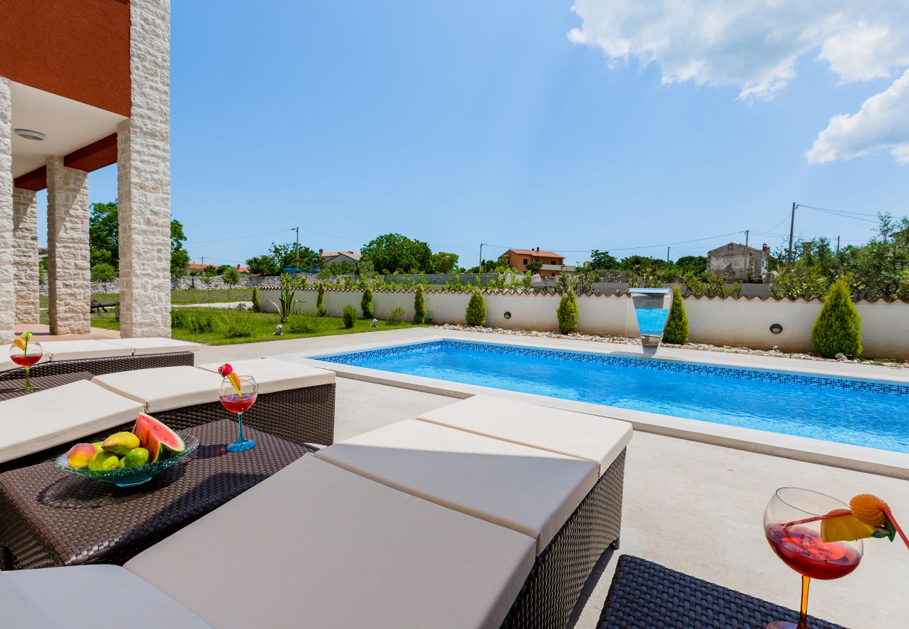 Villa a Bratulici - Villa Delle Rondini in Central Istria with Whirlpool and Sauna for 8 persons