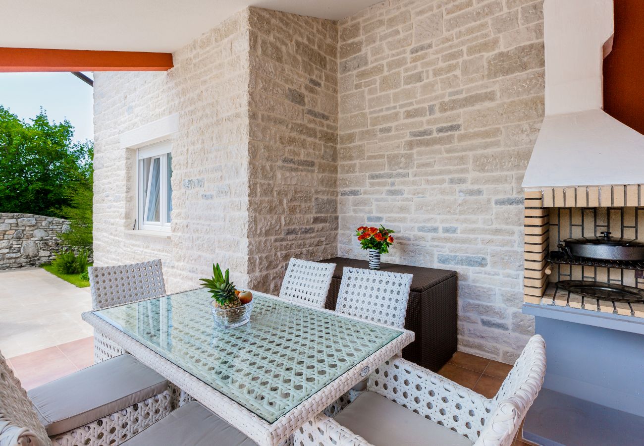 Villa a Bratulici - Villa Delle Rondini in Central Istria with Whirlpool and Sauna for 8 persons