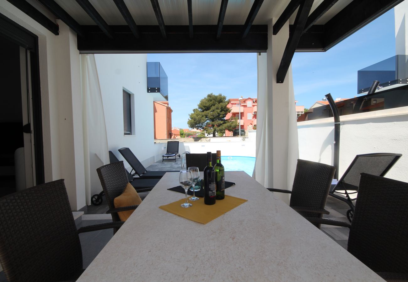 Villa a Vodice - Villa Essenza Rossa in Vodice only 650 meters from the beach