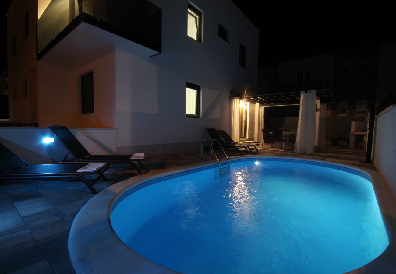 Villa a Vodice - Villa Essenza Rossa in Vodice only 650 meters from the beach