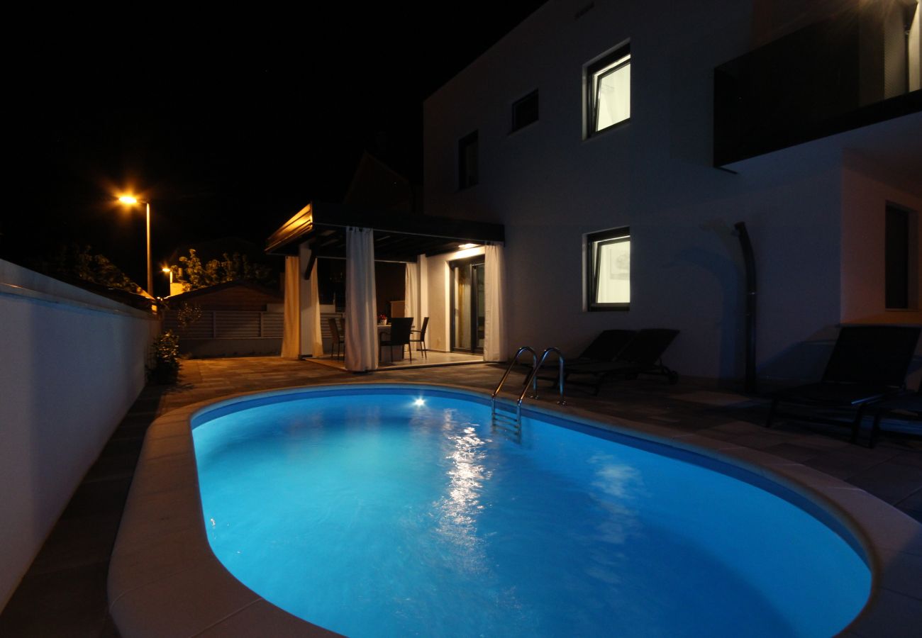 Villa a Vodice - Villa Essenza Rossa in Vodice only 650 meters from the beach