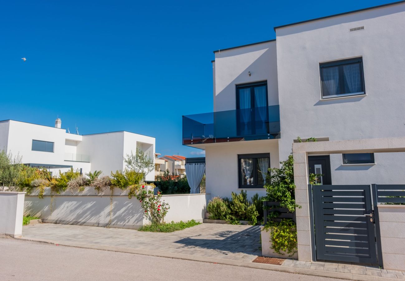 Villa a Vodice - Villa Essenza Rossa in Vodice only 650 meters from the beach