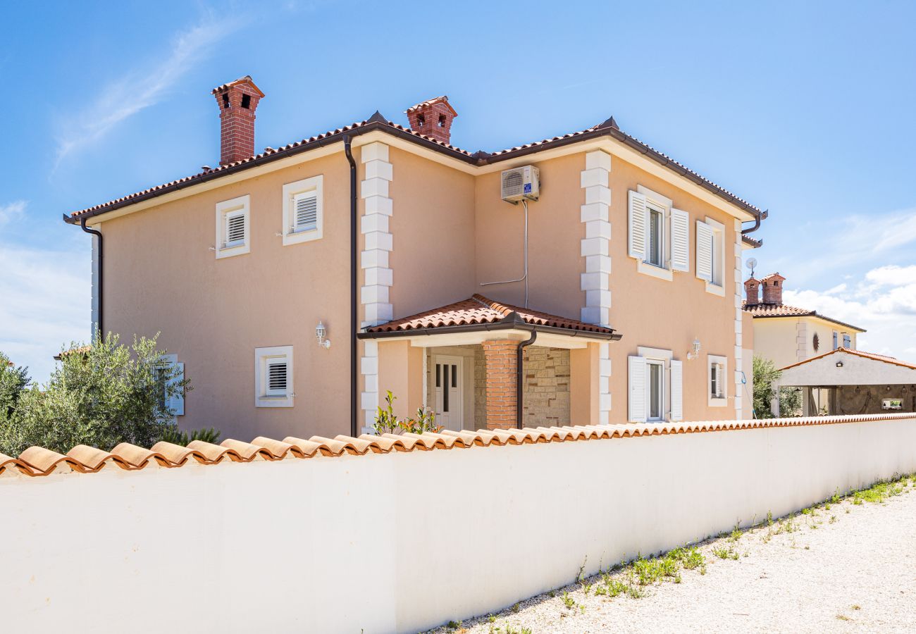 Villa a Peruški - Villa Javor near Pula only 1 km from the beach with sea view and heated pool