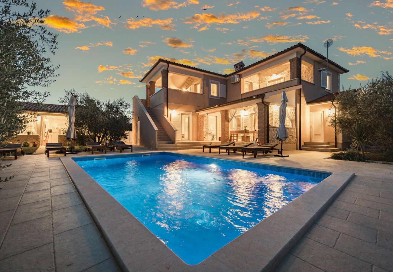 Villa a Peruški - Villa Javor near Pula only 1 km from the beach with sea view and heated pool