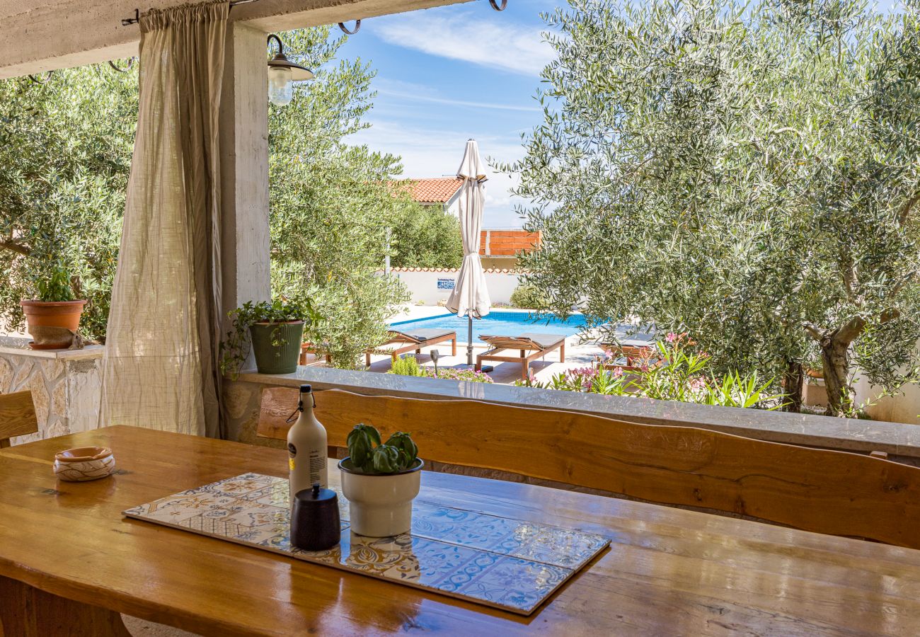 Villa a Peruški - Villa Javor near Pula only 1 km from the beach with sea view and heated pool