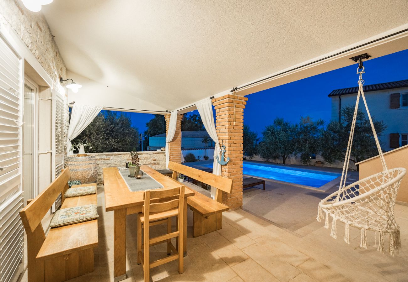 Villa a Peruški - Villa Javor near Pula only 1 km from the beach with sea view and heated pool