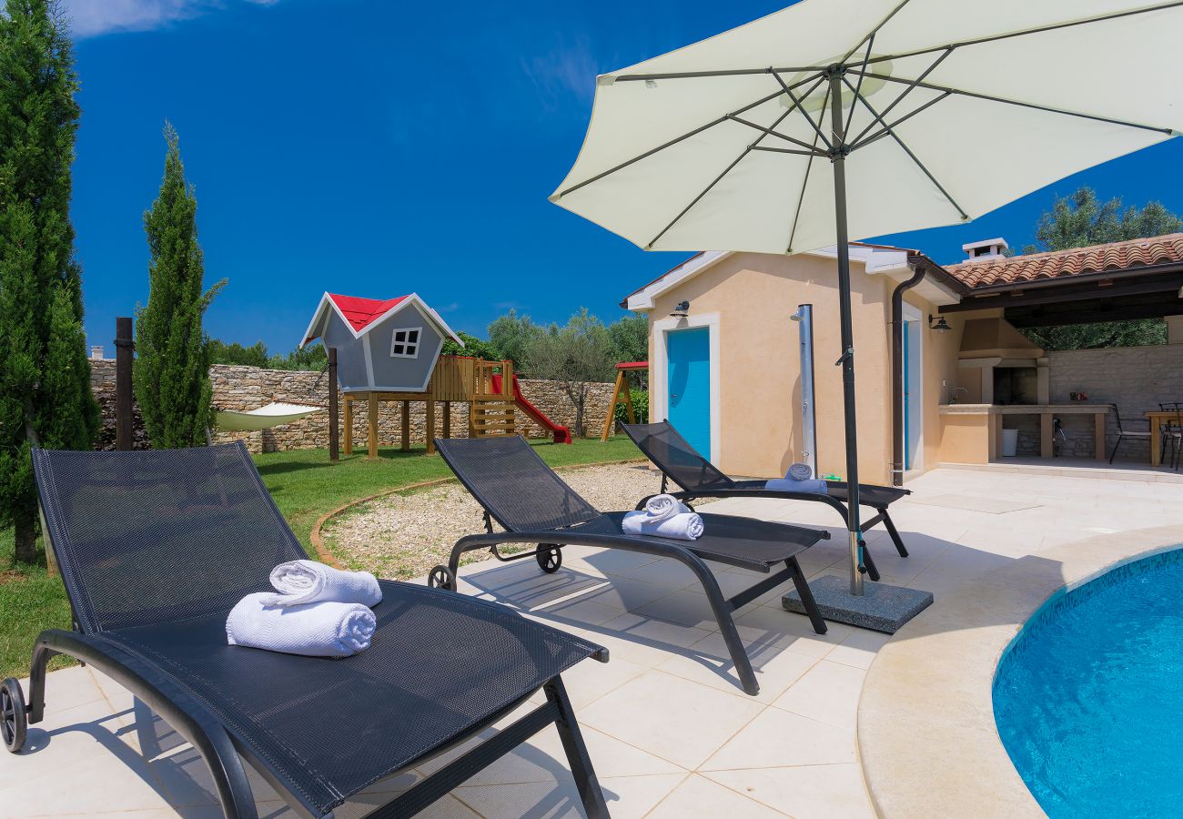 Villa a Fažana - Villa Luka in Fažana with pool & playground only 600 meter from the beach 