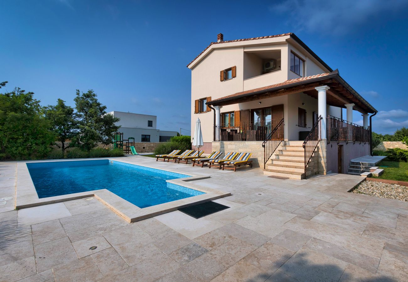 Villa a Štokovci - Villa Stokovci in Central Istria for families and kids with a large garden and playground