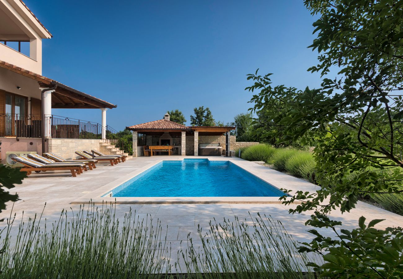 Villa a Štokovci - Villa Stokovci in Central Istria for families and kids with a large garden and playground