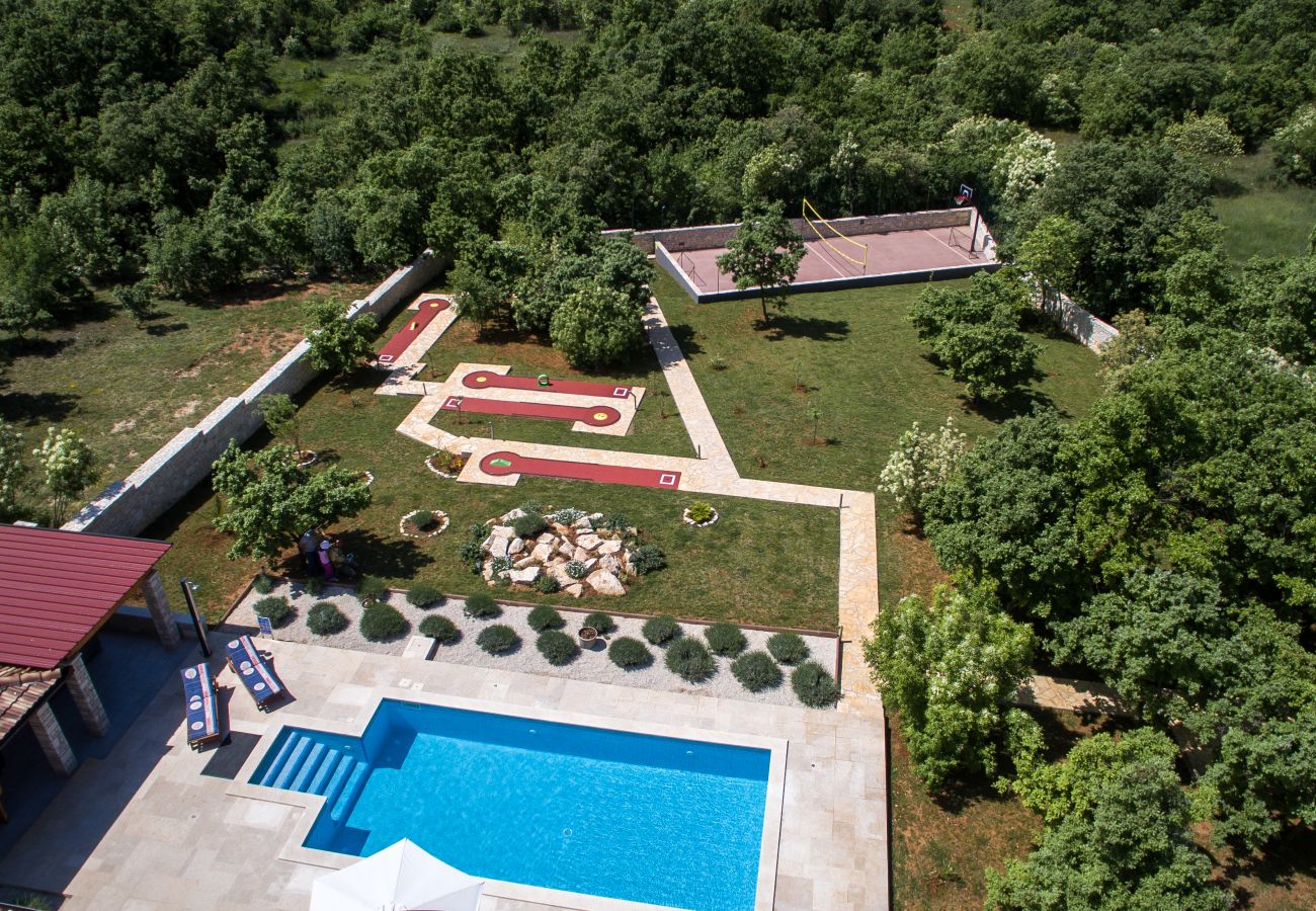 Villa a Štokovci - Villa Stokovci in Central Istria for families and kids with a large garden and playground