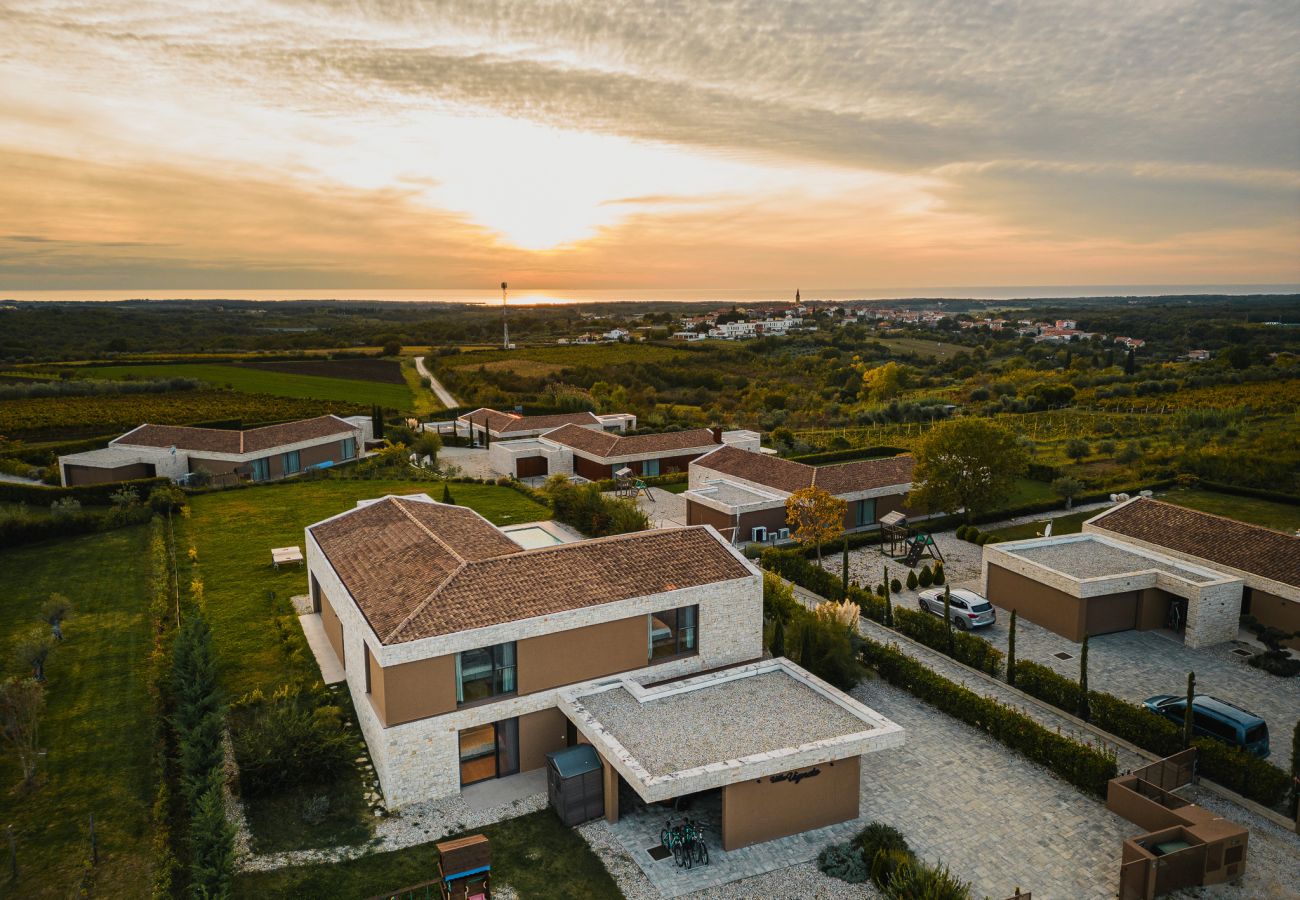 Villa a Brtonigla - Villa Vigneto near Novigrad for 15 persons with sea view and whirlpool