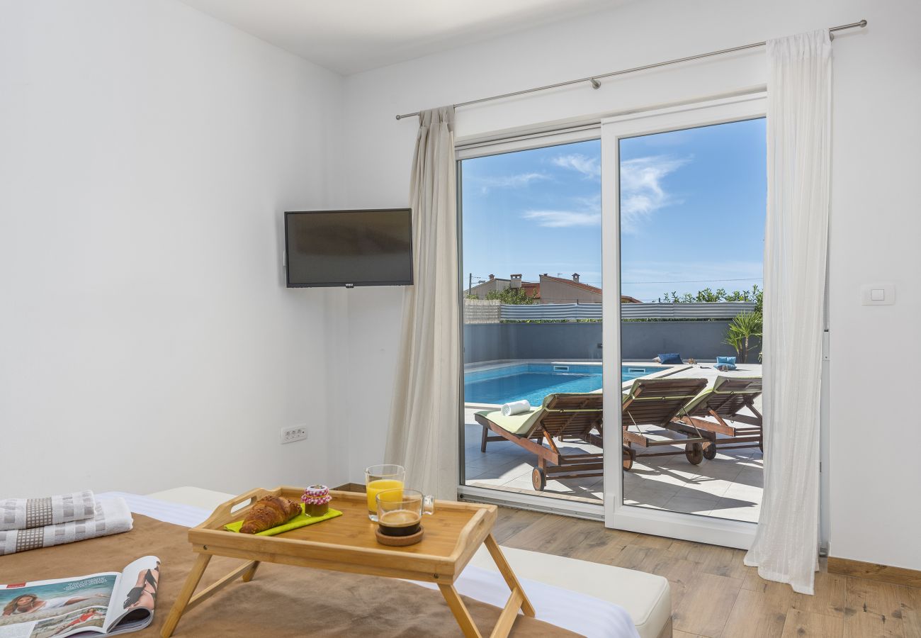 Villa a Pula - Modern Villa OL&JU for 9 persons in Pula only 1.5 km from the beach with Pool Heating