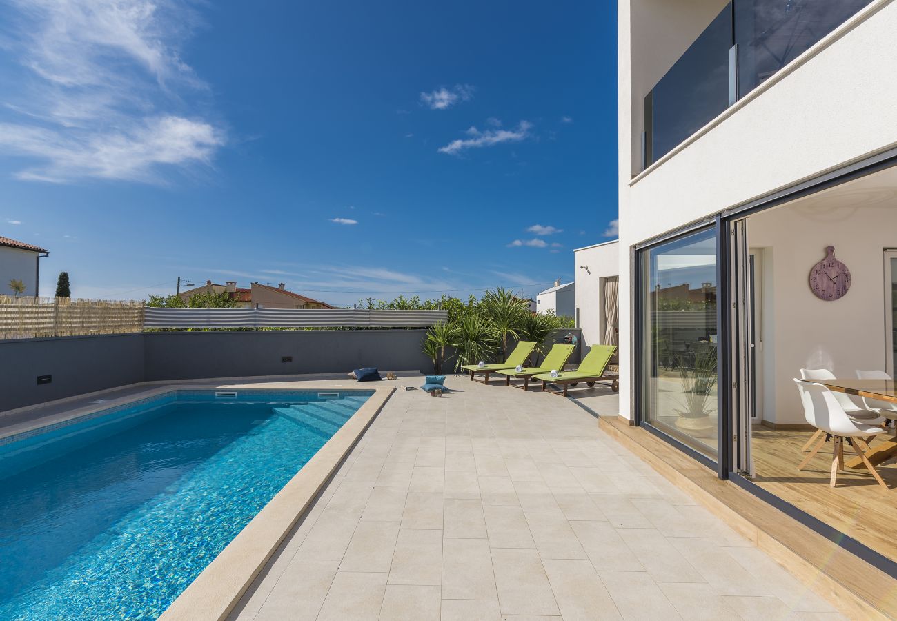 Villa a Pula - Modern Villa OL&JU for 9 persons in Pula only 1.5 km from the beach with Pool Heating