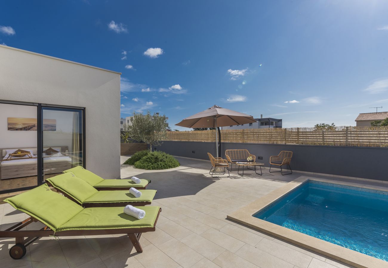 Villa a Pula - Modern Villa OL&JU for 9 persons in Pula only 1.5 km from the beach with Pool Heating