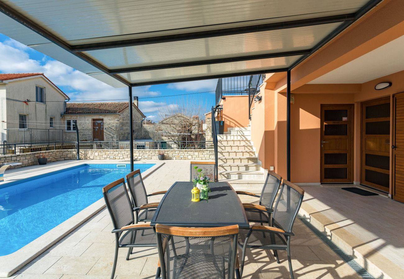 Villa a Juršici - Villa Ana in Central Istria for 12 persons with private saltwater Pool