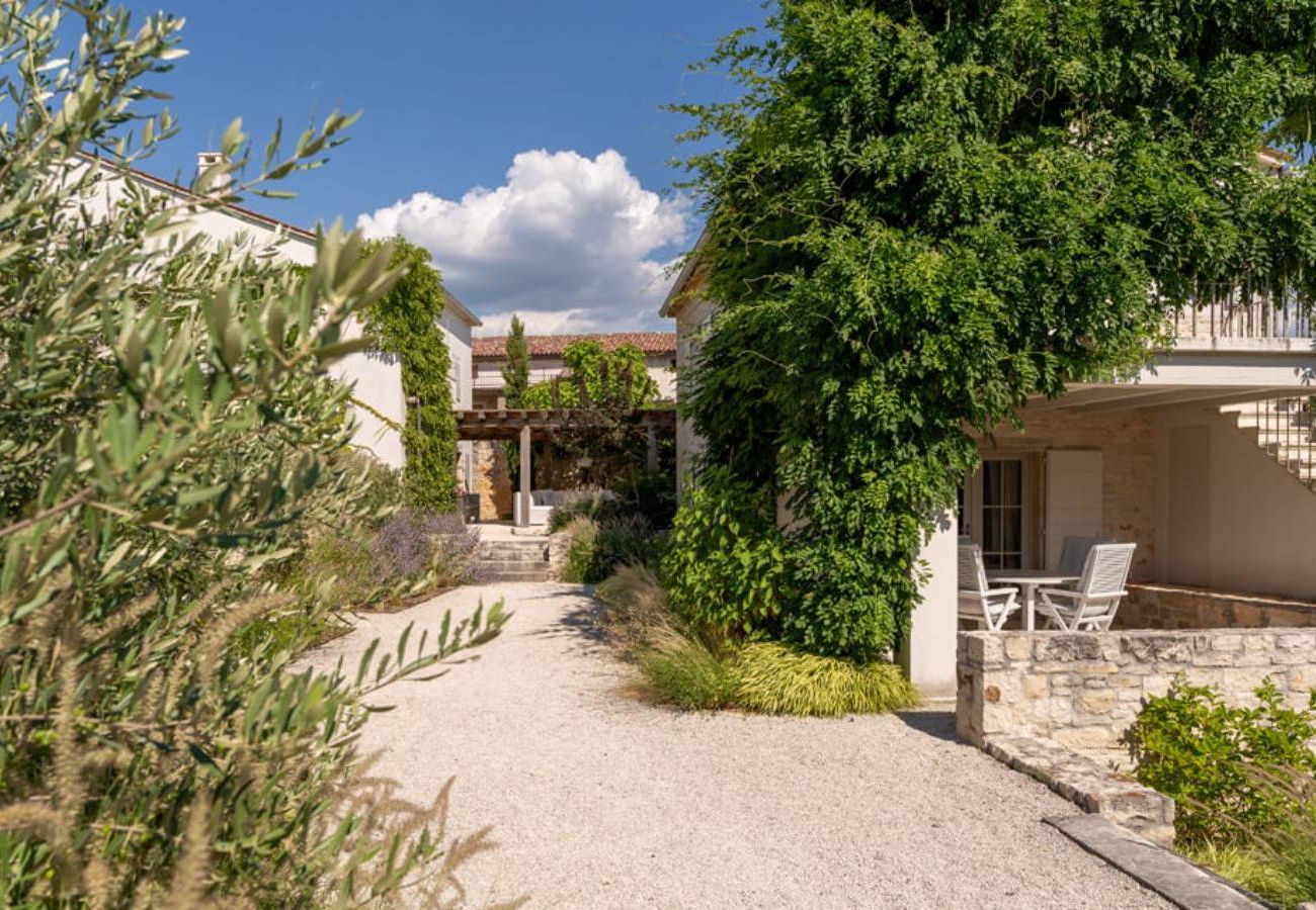 Villa a Radovani - Villa Charlotte for 14 persons with 73m2 Pool in Central Istria - Daily Housekeeping & Breakfast Service