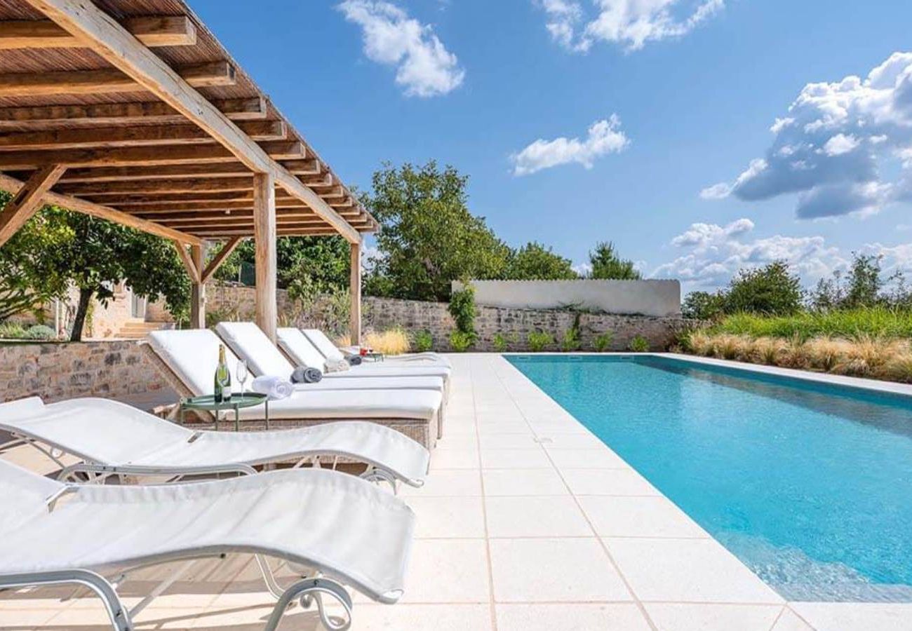 Villa a Radovani - Villa Charlotte for 14 persons with 73m2 Pool in Central Istria - Daily Housekeeping & Breakfast Service