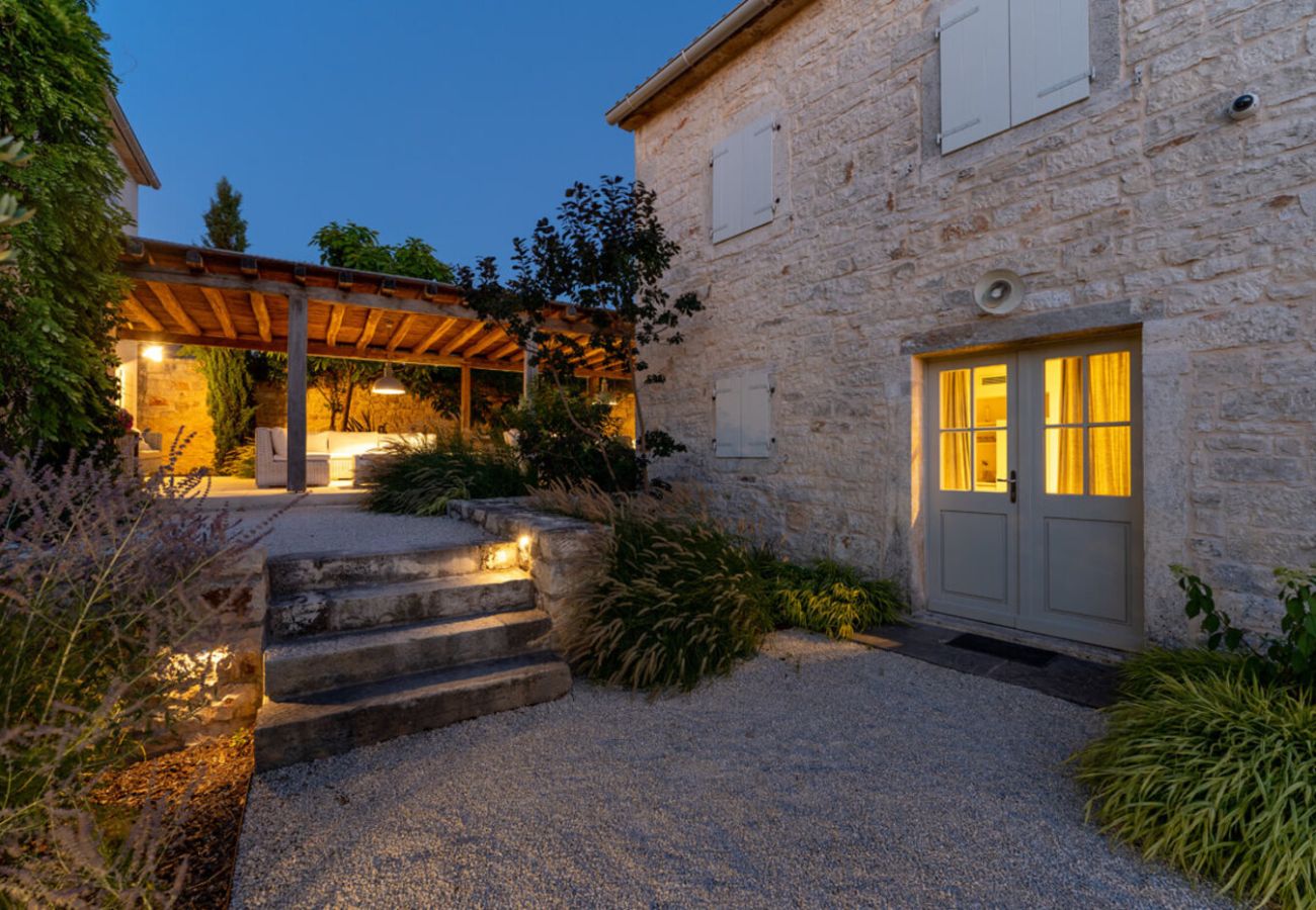 Villa a Radovani - Villa Charlotte for 14 persons with 73m2 Pool in Central Istria - Daily Housekeeping & Breakfast Service