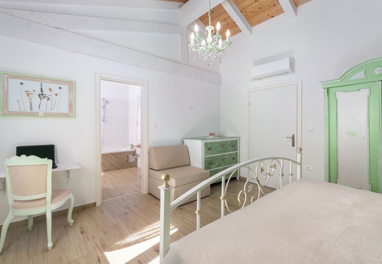 Villa a Sveti Bartul - Villa Batelica near Labin with large garden, kids playground and private pool