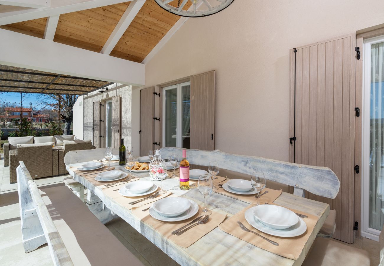 Villa a Sveti Bartul - Villa Batelica near Labin with large garden, kids playground and private pool